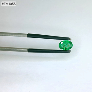 Esmeralda Zambiana de Forma Ovalada de 0.69ct, Gema Suelta Premium, Tono de Color Suave, Acabado Superior para Colecciones de Joyería Ligera - Product Image 1