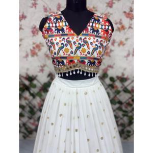 Lehenga Choli de créateur coupe trapèze pour Navratri, en organza à imprimé floral fait main, avec taille naturelle et broderie de miroirs véritables - Product Image 3
