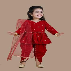 Kurta de terciopelo con adornos y mangas largas, dupatta y dhoti liso - Rojo - Product Image 3