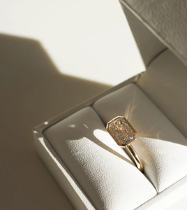 Anillo de compromiso solitario de moissanita de lujo con corte esmeralda en oro de 14K, joyería fina minimalista al por mayor - Product Image 4