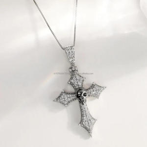 Collier pendentif croix crâne personnalisé avec diamants de laboratoire entièrement sertis et finition de luxe - Product Image 1