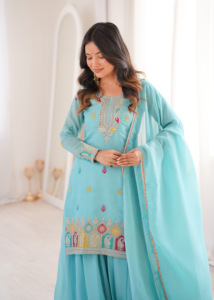 Conjunto de traje de tres piezas para mujer, compuesto por una kurta de seda bordada con textura gruesa y texturizada, un palazzo completamente acampanado y una dupatta de encaje elegante. - Product Image 5