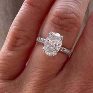 Bagues de fiançailles ovales de 4 carats, 4 mm de large, style cigare, en diamant de laboratoire 14k 18k, sertissage hybride à griffes, sur mesure, vente en gros, certifiées IGI - Product Image 3