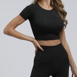 Ensemble de sport pour femme personnalisé en polyester/coton, short de yoga coupe-vent à séchage rapide, col montant, motif uni, pour la gym et le fitness - Product Image 3