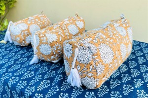 Ensemble de trousses de toilette et de maquillage vintage personnalisables en coton écologique, imprimées à la main, avec 3 grandes pochettes de voyage étanches à fermeture éclair - Product Image 6