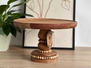 Support à gâteau en bois de style farmhouse haut de gamme avec un design de perles luxueuses pour la présentation en boulangerie, les mariages et la décoration de desserts. - Product Image 1
