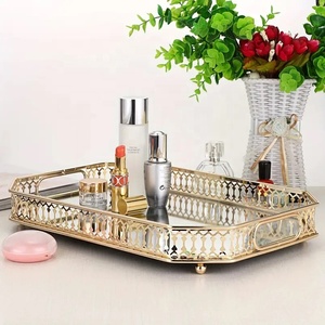 Bandeja de Servir Rectangular de Metal de Diseño Premium, Chapada en Oro, Duradera, con Asas Decorativas en Relieve, Estilo Antiguo, para Bodas y Fiestas - Product Image 1