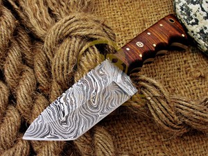 Couteau de chasse à lame fixe en acier Damas, entièrement forgé, personnalisable, avec manche en bois, pour le camping et la survie en extérieur - Product Image 4