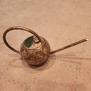 Regadera de estilo vintage con grabado floral y boquilla larga para riego preciso de plantas de interior, suculentas y orquídeas, procedente de la India. - Product Image 4