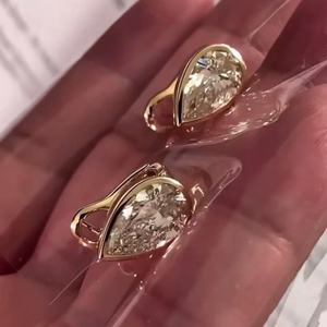 Boucles d'oreilles clous en moissanite poire, plaquées or avec argent sterling 925, bijoux solitaires raffinés pour fiançailles, cadeau pour femme - Product Image 6