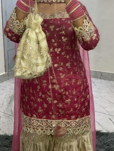 Salwar Kameez traditionnel en soie, entièrement brodé, prêt-à-porter, style culturel punjabi, couleurs magnifiques, idéal pour les mariages et les fêtes. - Product Image 2