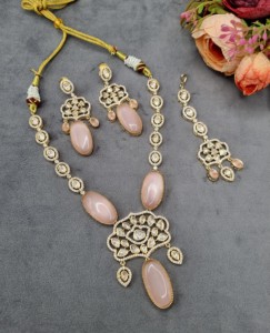 Collar y pendientes de boda nupcial indio hechos a mano con colgante ovalado chapado en oro antiguo vintage, piedra Kundan Polki y conjunto Maang Tikka. - Product Image 3