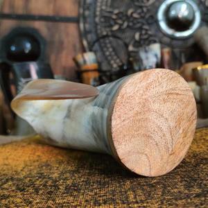 Tasses personnalisées, ensemble de tasses en corne de Viking fabriquées à la main |   Option de base en bois personnalisable |   Coupe à boire médiévale. - Product Image 6