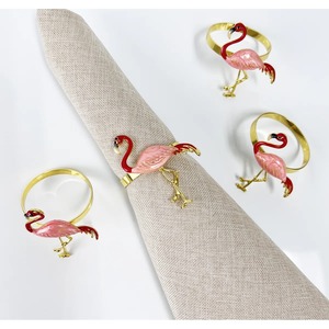 Ronds de serviette au design flamant rose exquis, idéaux pour la décoration de table, les hôtels, les cafés, les mariages et les dîners haut de gamme, en provenance d'Inde. - Product Image 1