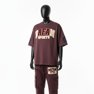 Ensemble t-shirt et pantalon cargo en molleton de coton premium pour homme, couleur marron bordeaux, avec logo chenille appliqué, personnalisé, 2 pièces. - Product Image 4
