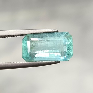 Esmeralda natural nigeriana de corte esmeralda de 5.70 ct, piedra preciosa facetada suelta (7.8x13.9x6.8 mm) - Product Image 1