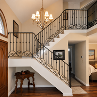 Rampe d'escalier moderne en fer : Systèmes de balustrades métalliques robustes pour une esthétique intérieure sécurisée et élégante et des espaces commerciaux
