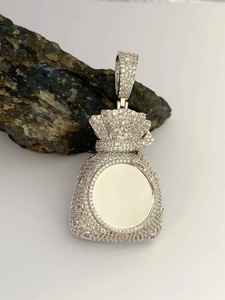 Colgante de Lujo en Plata 925 con Forma de Bolsa de Dinero, Incrustaciones de Diamantes, Corte Brillante Redondo, Unisex - Product Image 1