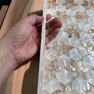Plateau de service et de rangement en mosaïque géométrique avec incrustation de nacre, base en bois, fait main, design moderne et luxueux, passe au lave-vaisselle - Product Image 3