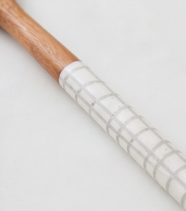Juego de 5 utensilios de cocina de madera con acabado mate, cuchara, espátula y cubiertos con mango de rejilla blanca - Product Image 2