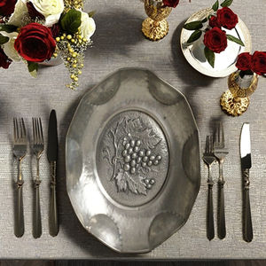 Plateau de service Offre Spéciale en métal brillant avec gaufrage géométrique adapté aux salles à manger modernes et aux réunions de vacances - Product Image 3