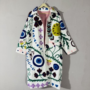 Abrigo Suzani Bordado a Mano con Ojo Turco |   Chaqueta Larga Boho de Algodón Hecha a Mano |   Duster con diseño floral de arte popular y frente abierto |   Declaración Artesanal - Product Image 5