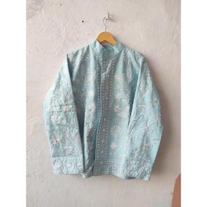 Chaqueta Suzani Azul Cielo Hecha a Mano con Bordado Floral Blanco, Prenda Exterior Bohemia de Algodón - Product Image 2