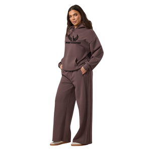 Ensemble sweat à capuche et jogging coupe décontractée marron moka pour femme – Tenue de sport athleisure premium - Product Image 1