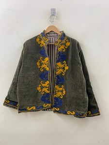Chaqueta de Terciopelo Bordada con Cuello Mandarín, Manga Larga, Patrón Floral, Bordado a Mano, Logotipo en la Espalda, Ropa de Otoño para Adultos - Product Image 1