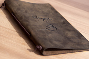 Elegante Porta Menús de Cuero Genuino de Lujo para Restaurante, Cafetería, Cubierta para Menús Resistente a Olores, Protección con Logotipo Personalizado Disponible LMC-0075 - Product Image 5