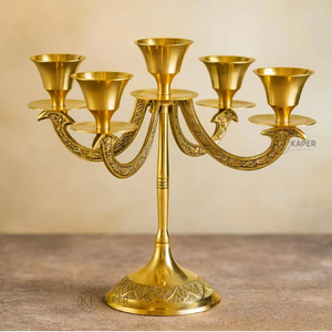Candélabre à 5 lumières en laiton doré orné de gravures vintage. Centre de table élégant disponible à prix de gros. - Product Image 1