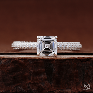 แหวนเพชรทรง Asscher 1 กะรัต เพาะเลี้ยงในห้องปฏิบัติการ ดีไซน์สามแถวแบบ Pave Band สไตล์วินเทจ รูปทรงเรขาคณิต สำหรับเจ้าสาว ทำจากทองคำขาว 10K - Product Image 1