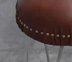 Taburete de Bar Moderno de Cuero Marrón, Directo de Fábrica, Asiento Redondo Acolchado, Silla Alta para Mostrador, Patas de Horquilla Plateadas - Product Image 2