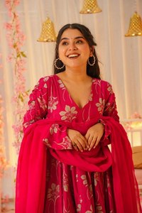 Ensemble Kurti Anarkali et pantalon en tissu de soie pure avec impression numérique à motifs métallisés, toutes saisons et spécialités festives, avec dupatta assortie, à prix de gros - Product Image 4