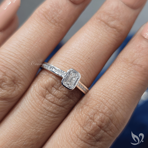 Bague minimaliste en or blanc 10 carats avec diamant de laboratoire taille émeraude de 0,5 ct serti clos et bandeau en sangle. - Product Image 5