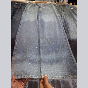 Jeans con remaches, fabricantes de jeans personalizados, denim desgastado, lavado descolorido, jeans cargo, holgados, con remaches y pedrería, jeans para mujer. - Product Image 2