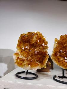 Grappe de citrine naturelle brute sur support pour la décoration de la maison - Product Image 2