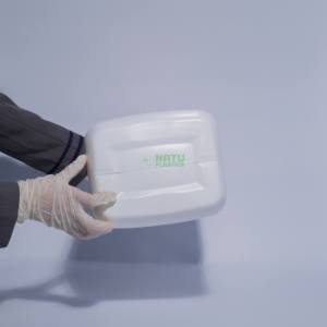 ขวดพลาสติก HDPE ทรงเหลี่ยม ขนาด 5 ลิตร พร้อมหูหิ้ว สำหรับน้ำมันเครื่องและสารเคมี มาพร้อมฝาเกลียวปิดผนึก สามารถพิมพ์โลโก้ได้ตามต้องการ - Product Image 4