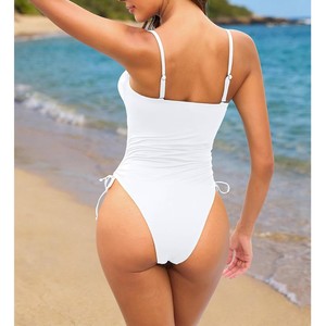 Maillot de bain une pièce sans bretelles pour femme, blanc uni, froncé sur le côté, style bandeau asymétrique, en spandex et polyester extensible - Product Image 2