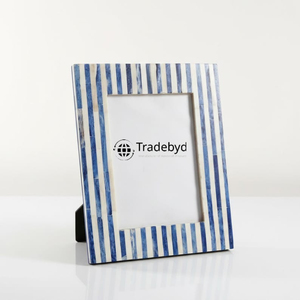 Marco de Fotos con Incrustaciones de Hueso, Diseño Creativo Hecho a Mano, con Acabado Brillante y Logotipo Personalizado - Regalo de Lujo por Tradebyd - Product Image 3