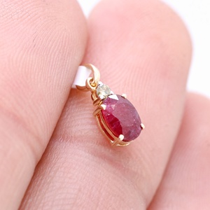 Colgante de Oro Amarillo Sólido de 14K al por Mayor con Rubí Ovalado Natural y Diamantes Redondos Engastados en Puntas, Joyas de Recuerdo - Product Image 2