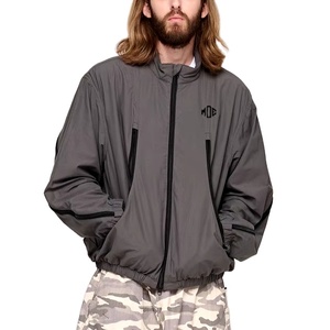 Chaqueta con capucha informal a prueba de viento con múltiples cremalleras, cortavientos de nailon suave impermeable de gran tamaño para hombre con logotipo personalizado - Product Image 1