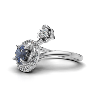 Élégante bague de fiançailles en or blanc/rose et jaune 18 carats avec saphir bleu et halo de pierres précieuses, design floral en grappe - Product Image 4