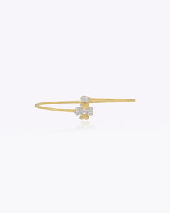Brazalete Seraphic Curve, Elegante Brazalete de Diseño Inspirado en Ángeles con Curva Graciosa, Joyería de Moda Premium para Mujer - Product Image 1