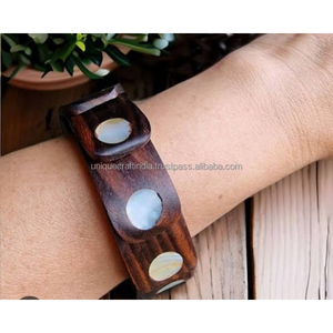 Brazaletes de madera pulidos de primera calidad con incrustaciones de cuentas de metal martillado, joyería artesanal única para mujeres, exportación y pedidos a granel - Product Image 5