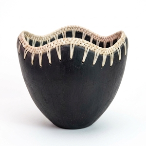 Vase décoratif en jonc de mer/noyer noir, style sud-ouest, bord ondulé, en fibre tressée naturelle, fait main, pot floral mural pour intérieur. - Product Image 1