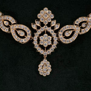 Collar tradicional de diamantes con diseño floral en oro macizo con cadena tipo caja para compromiso nupcial del sur de la India y de lujo. - Product Image 1