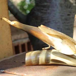 Pieza decorativa de cuerno natural creada para decoración del hogar con temáticas vintage y étnicas, de Perfect Enterprises. - Product Image 1