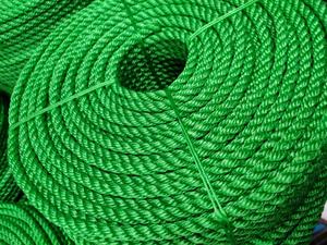 Cordon monofilament torsadé en HDPE, fabriqué à partir de fibres de polypropylène, adapté au manutention de marchandises, à la fixation sécurisée et à une utilisation extérieure. - Product Image 3