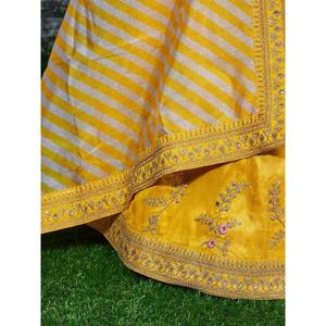 Lehenga Choli de Seda de Morera Bordado en Amarillo para Boda - Product Image 2